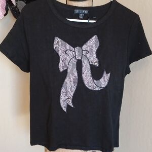 DOLLSKILL CURRENT MOOD 2X BLACK SHORT-SLEEVED GRAPHIC TSHIRT bow embroidery